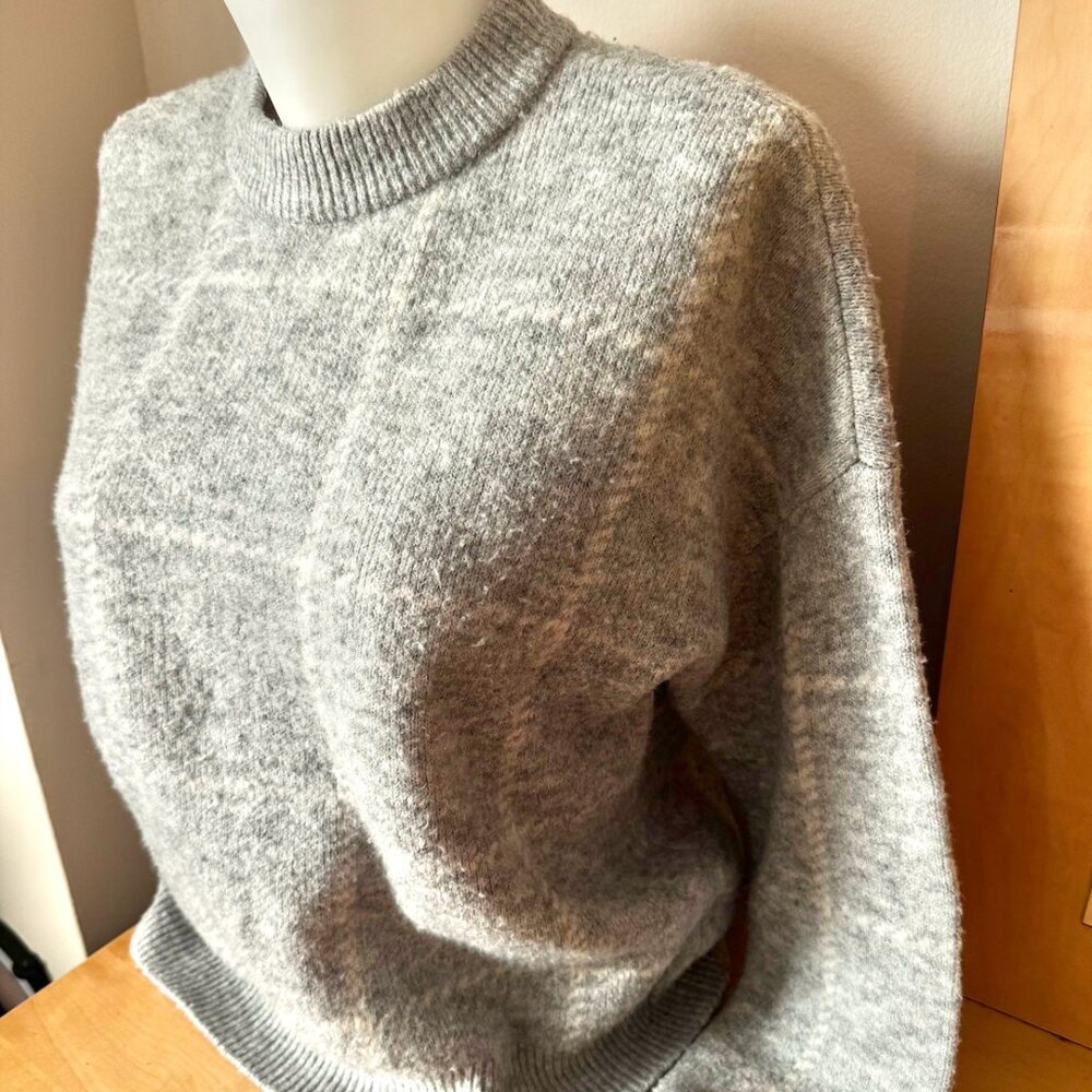 Light Grey and White Plaid Abercrombie & Fitch Women's Crewneck Sweater - Picture 2 of 4